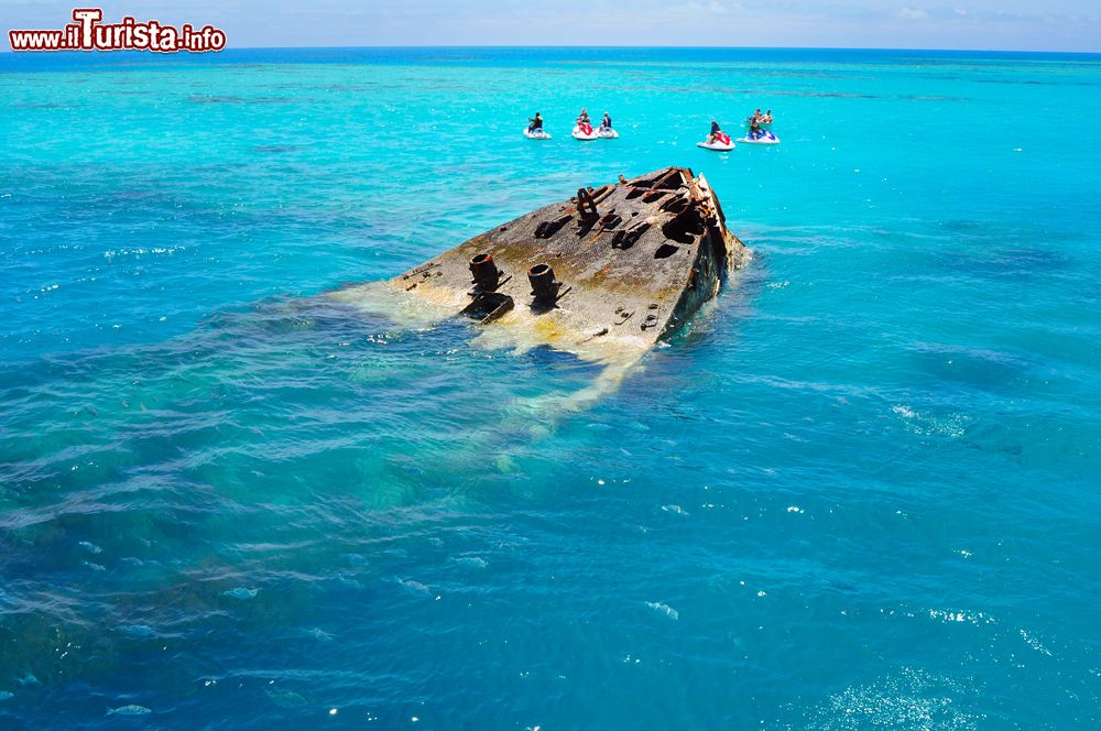 Immagine Il relitto di una nave parzialmente sommersa al largo di Bermuda, Nord America. Le imbarcazioni affondate sono circa 300, molte delle quali a poca distanza dalla riva.