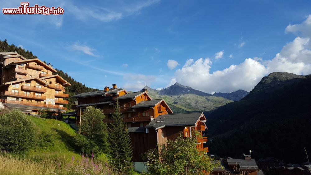 Immagine Il resort di Meribel in Francia, fotografato in estate. Situata a 1450 metri sul livello del mare, questa stazione di sport invernali è al confine del Parco nazionale della Vanoise.