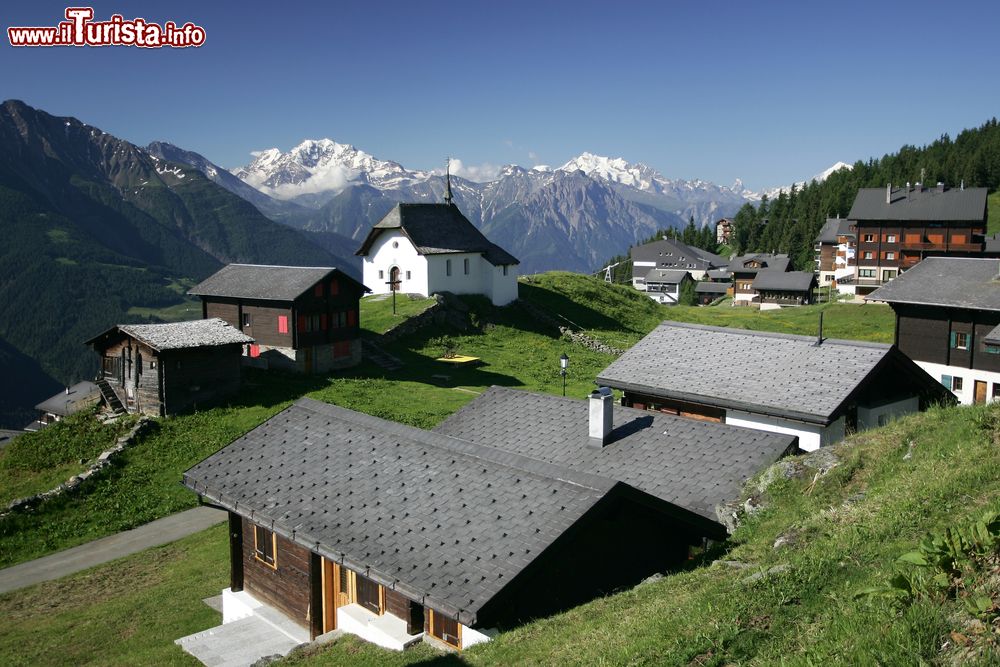 Immagine Il Rhonetal visto da Bettmeralp, Svizzera. Sullo sfondo la semplice architettura della chiesetta della memoria.