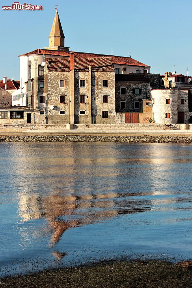 Immagine Il riflesso di alcuni edifici storici di Umago (Croazia) sul Mare Adriatico.