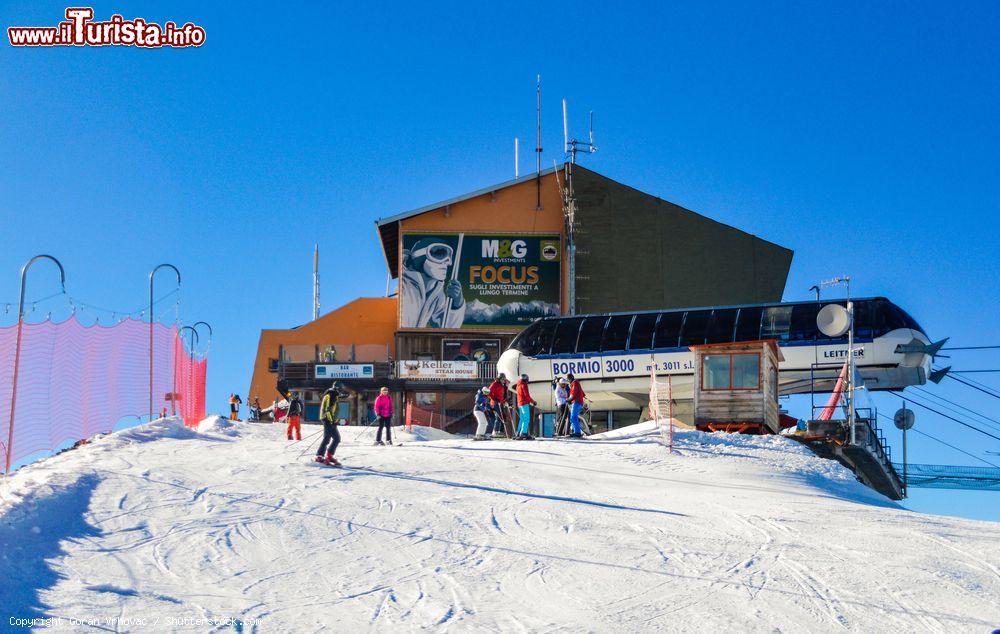 Immagine Il rifugio in cima alle piste di Bormio 3.000 in Valtellina, Lombardia - © Goran Vrhovac / Shutterstock.com