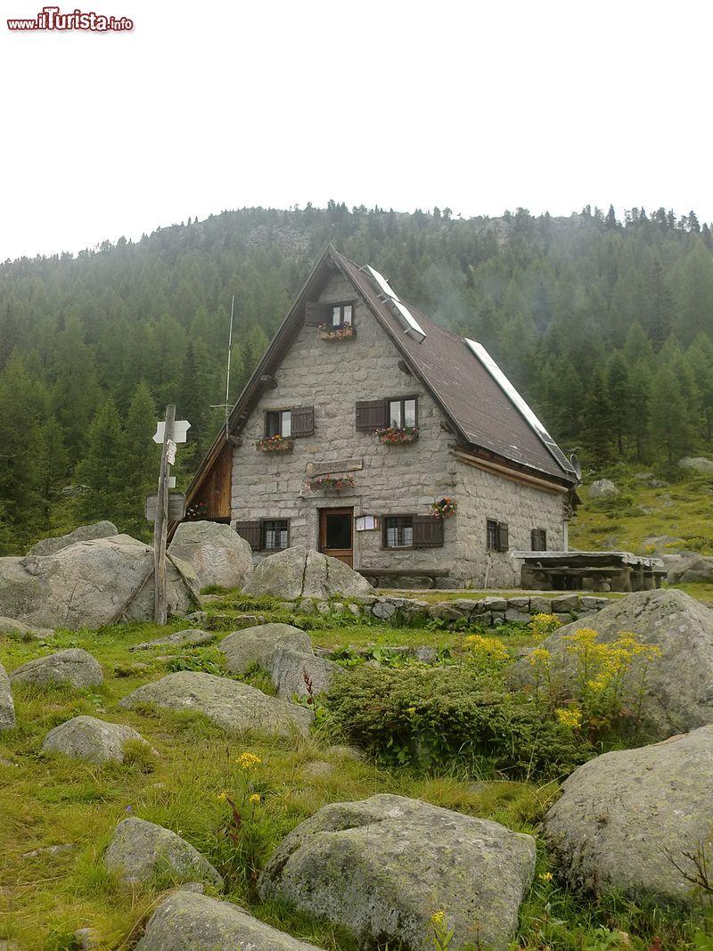 Immagine Il rifugio San Giuliano, non distante da Caderzone Terme - ©  Tanarus, CC BY-SA 3.0, Wikipedia