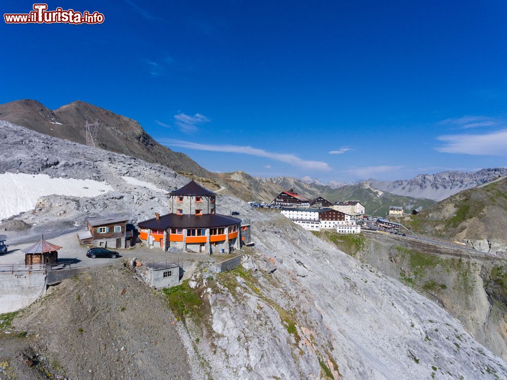 Immagine Il rifugio Tibet sul Passo dello Stelvio in estate. Ispirato all'architettura tibetana, questo rifugio ristorante offre una splendida vista panoramica sulle montagne circostanti.