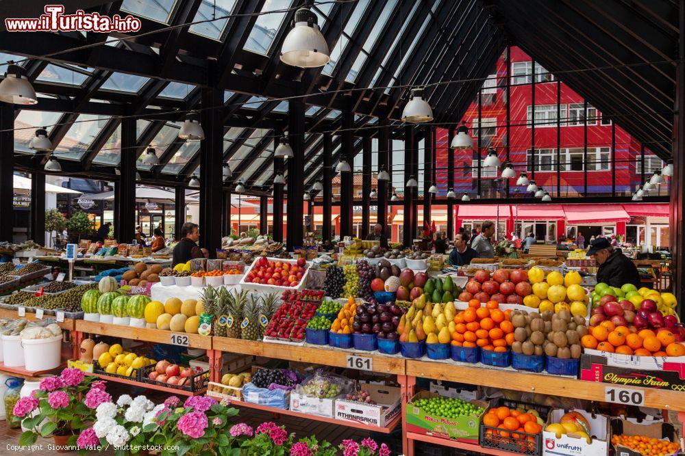 Immagine Il rinnovato Pazar i Ri nel cuore di Tirana, Albania. Qui si possono trovare frutta e verdura fresche di ogni tipo  - © Giovanni Vale / Shutterstock.com