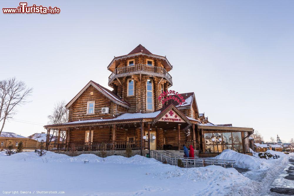 Immagine Il ristorante e hotel Mordovskoe Podvorye a Saransk, Russia, in inverno. Questo suggestivo chalet in legno è immerso nella neve  - © Damira / Shutterstock.com