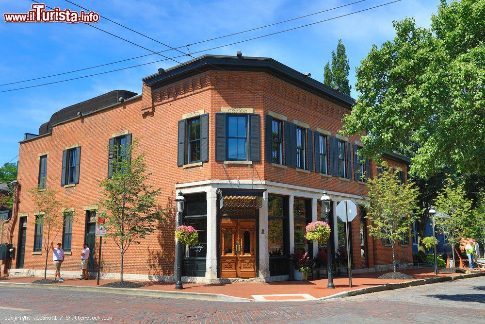 Immagine Il ristorante Lindey's al villaggio tedesco di Columbus, Ohio. E' stato un punto di riferimento gastronomico per i locali e i turisti; ad aprire questo locale nel 1981 è stata la signora Sue Doody che lo ha presto trasformato in uno dei migliori dieci ristoranti della città - © aceshot1 / Shutterstock.com