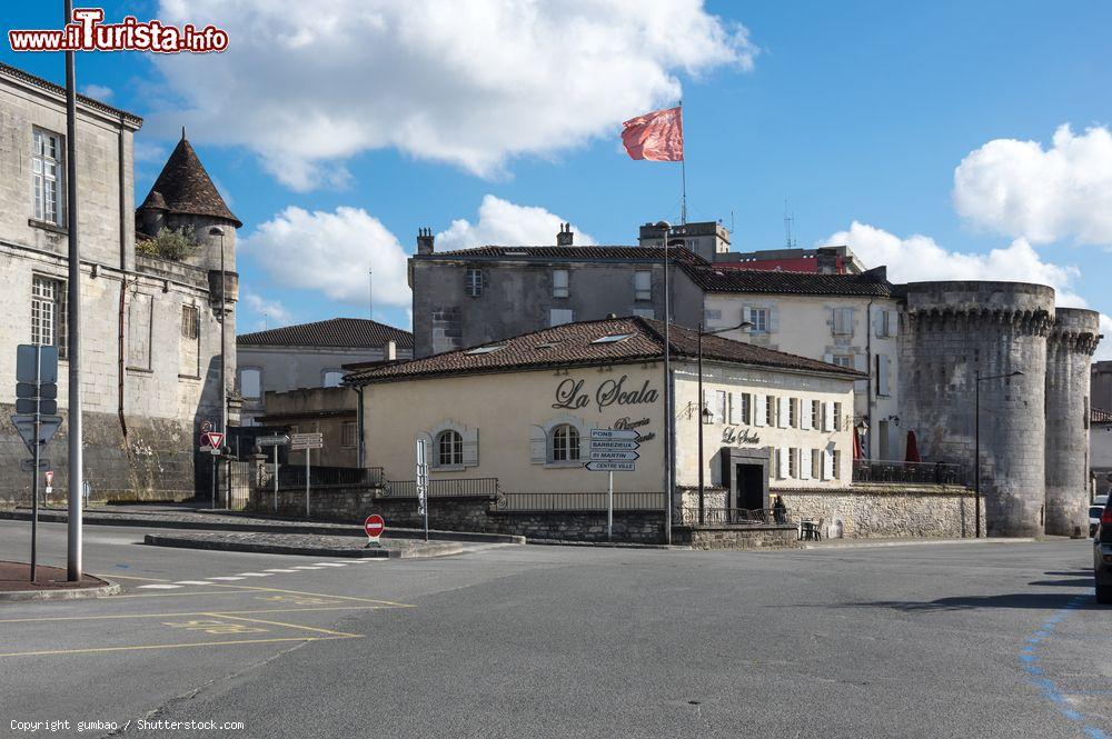 Immagine Il ristorante pizzeria La Scala nella città di Cognac, Francia, con antiche torri sulo sfondo - © gumbao / Shutterstock.com