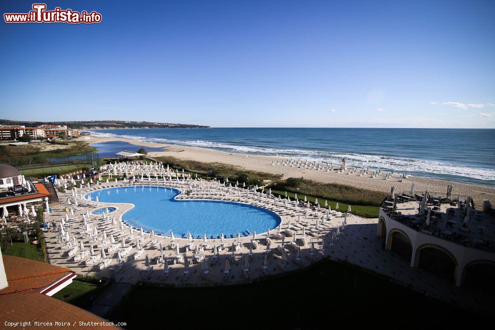 Immagine il Riu Helios Hotel e la sua grande piscina in riva al mar Nero, spiaggia di Obzor, Bulgaria - © Mircea Moira / Shutterstock.com