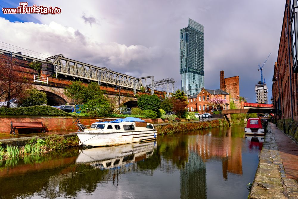 Immagine Il Rochdale canal nel centro di Manchester, sullo sfondo la Beetham tower