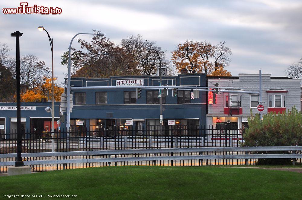 Immagine Il Rochester Antique Market su Monroe Avenue nella città di Rochester, stato di New York, in una mattina autunnale - © debra millet / Shutterstock.com