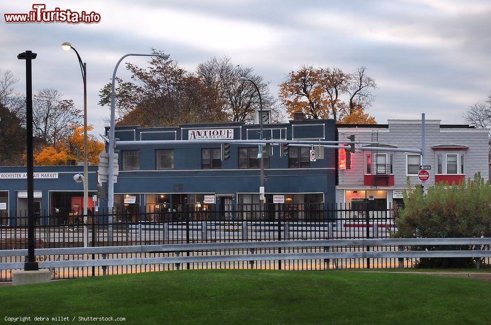 Immagine Il Rochester Antique Market su Monroe Avenue nella città di Rochester, stato di New York, in una mattina autunnale - © debra millet / Shutterstock.com