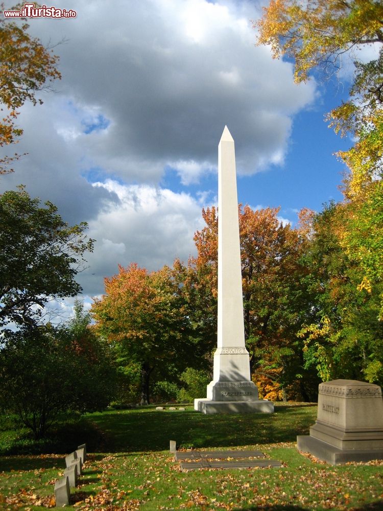 Immagine Il Rockefeller Monument a Cleveland, stato dell'Ohio (USA): imprenditore e filantropo statunitense, Rockfeller fu il riformatore mondiale dell'industria petrolifera. Venne sepolto a Cleveland.