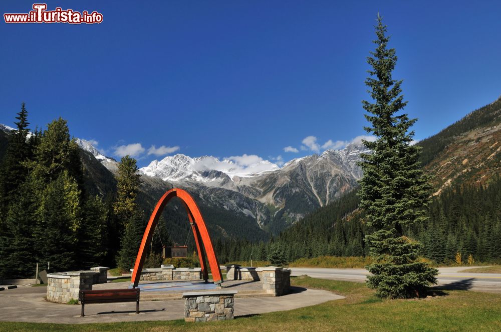 Immagine Il Rogers Pass al Glacier National Park di Revelstoke, British Columbia (Canada). Scoperto nel maggio 1881 dal maggiore Albert Bowman Rogers, da cui prese il nome, si trova nel cuore del Glacier National Park, in mezzo a montagne famose per lo sci alpinismo. Raggiunge i 1330 metri di altitudine.