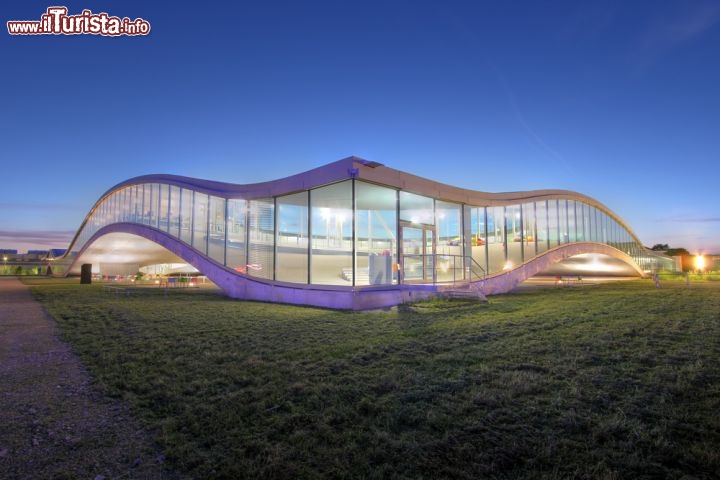 Immagine Il Rolex Learning Center EPFL al campus di Losanna, Svizzera. Inaugurato nel maggio 2010, questo centro di studi dall'architettura mdoerna fa parte del Politecnico Federale di Losanna - © Mihai-Bogdan Lazar / Shutterstock.com