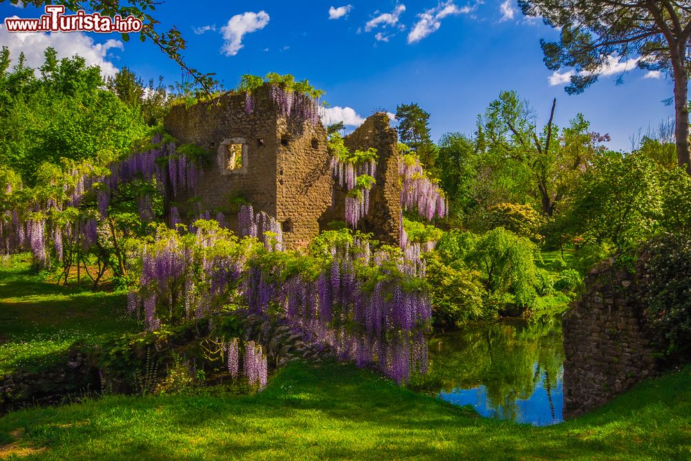 Immagine Il romantico parco del Giardino della Ninfa a Cisterna di Latina nel Lazio.