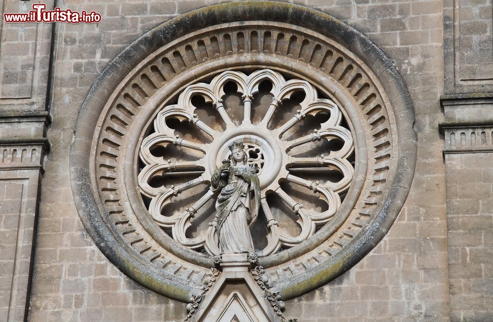 Immagine Il rosone della Chiesa di Santa Lucia nel centro di Gioa del Colle, Puglia