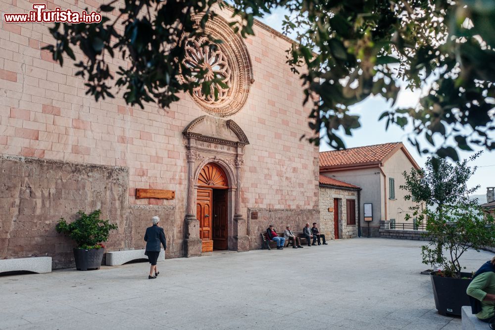 Immagine il rosone e la facciata della chiesa di San Savino a Gavoi, Sardegna