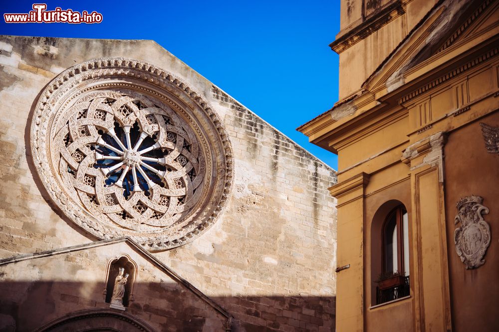 Immagine Il rosone in pietra di una chiesa del centro di Trapani in Sicilia