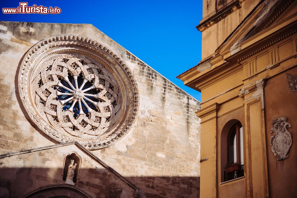 Immagine Il rosone in pietra di una chiesa del centro di Trapani in Sicilia