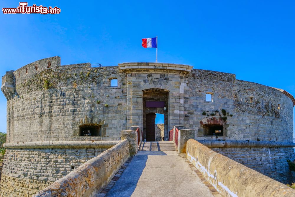 Immagine Il Royal Tour a Tolone, Francia: si tratta di un forte costruito nel XVI° secolo per proteggere l'ingresso del Petit Rade, il porto navale cittadino.