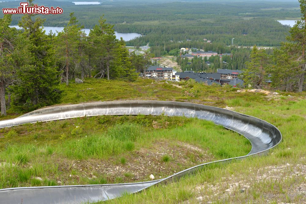 Immagine Il Ruka Sled Track nel comprensorio sciistico di Ruka, vicino a Kuusamo, Finlandia. Si tratta di un modo emozionante di scendere dalla montagna: la corsa, lunga 1 km, raggiunge la velocità di 60 km/h.