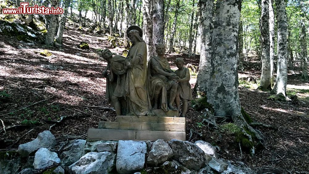 Immagine Il Sacro Monte di Viggiano in Basilicata. Qui si trova il Santuario della Madonna Nera