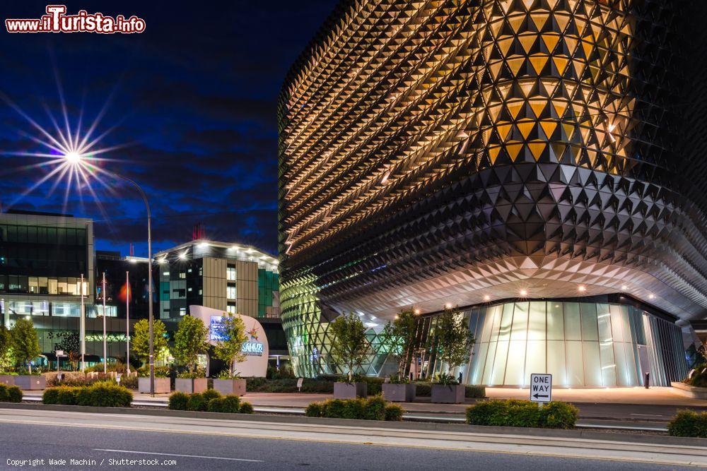 Immagine Il SAHMRI Building e Royal Adelaide Hospital su North Terrace by night (Australia): è un avanzato centro di ricerca medica e sanitaria della città © Wade Machin / Shutterstock.com