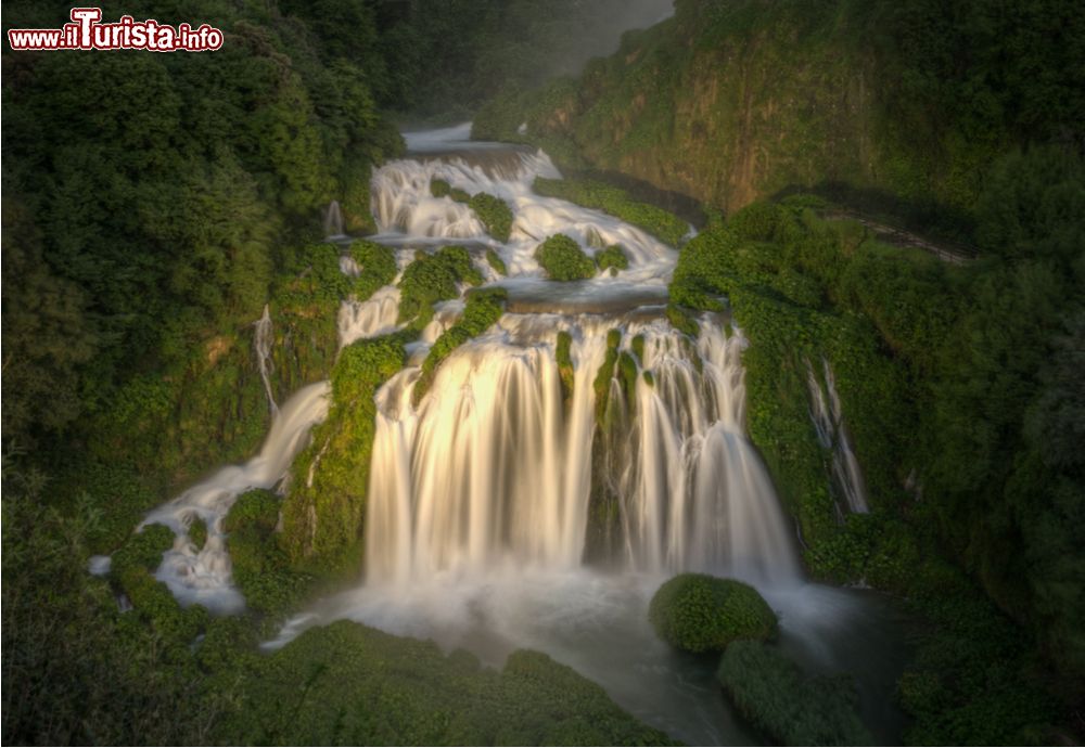 Immagine Il salto inferiore della Cascata delle Marmore illuminato di notte con la luce artificiale