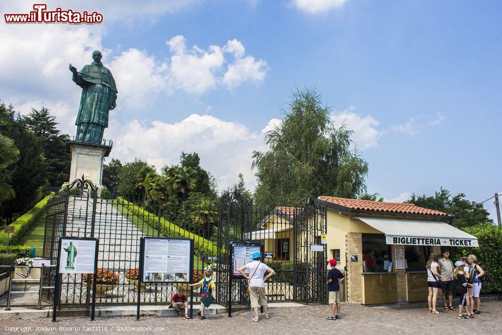 Immagine La statua del San Carlone o Sancarlone  si trova vicino a Dagnente, nel comune di Arona in Piemonte. - © Joaquin Ossorio Castillo / Shutterstock.com
