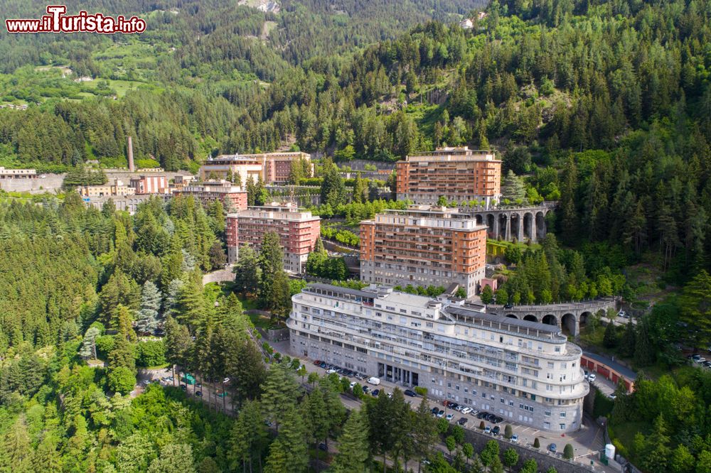 Immagine Il sanatorio Morelli a Sondalo, provincia di Sondrio, Lombardia. Si tratta di un centro di importanza internazionale per la cura di patologie polmonari. E' inoltre il più importante ospedale della Valtellina.