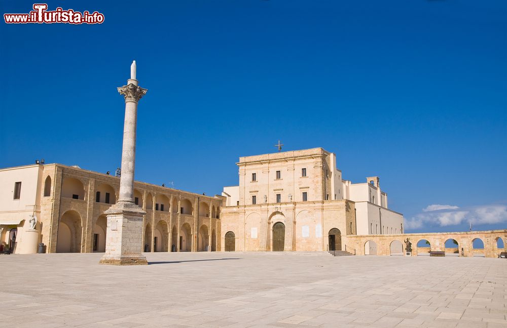 Immagine Il santuario dedicato a Santa Maria de Finibus Terrae con la colonna mariana a Santa Maria di Leuca, Puglia. Da qui si può scattare una pittoresca fotografia d'insieme della città.