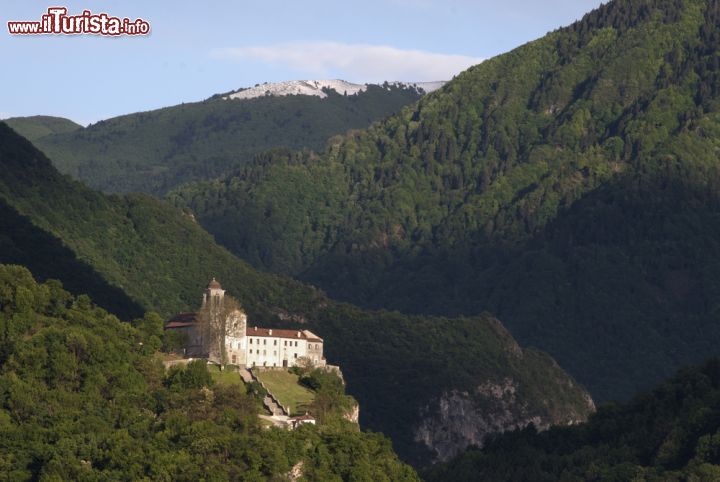 Immagine  il solitario Santuario dei Santi Vittore e Corona, sulle montagne vicino a feltre in Veneto