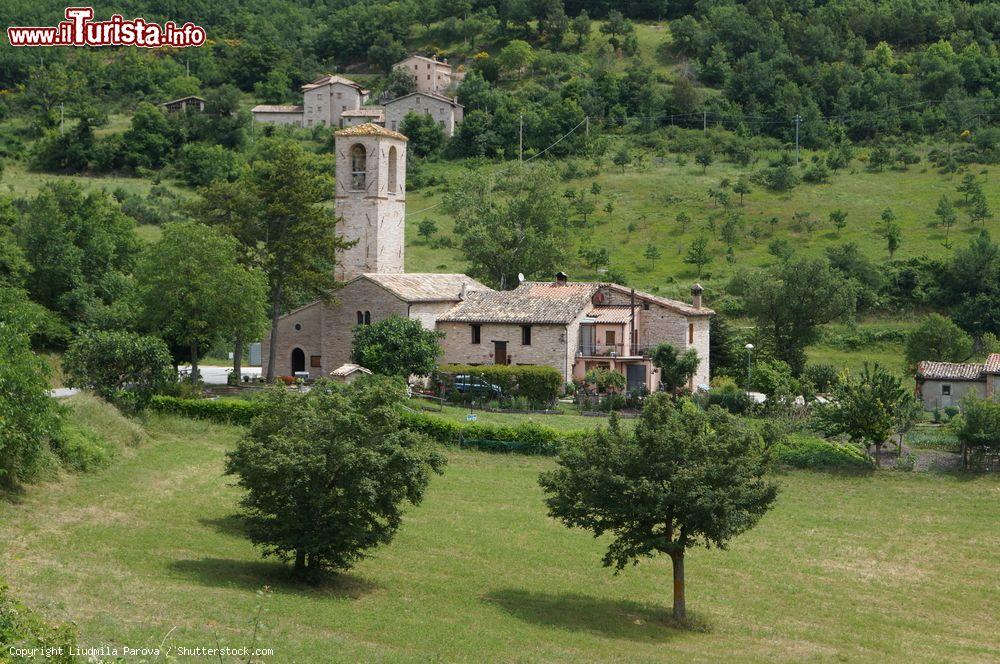 Immagine Il Santuario del Beato Ugolino tra i Monti Sibillini si trova a Fiegni di Lastra, nelle Marche - © Liudmila Parova / Shutterstock.com