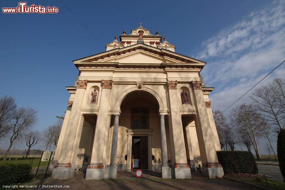 Immagine Il Santuario del Varallino a Galliate la chiesa di San Pietro in Vulpiate - © marcovarro / Shutterstock.com