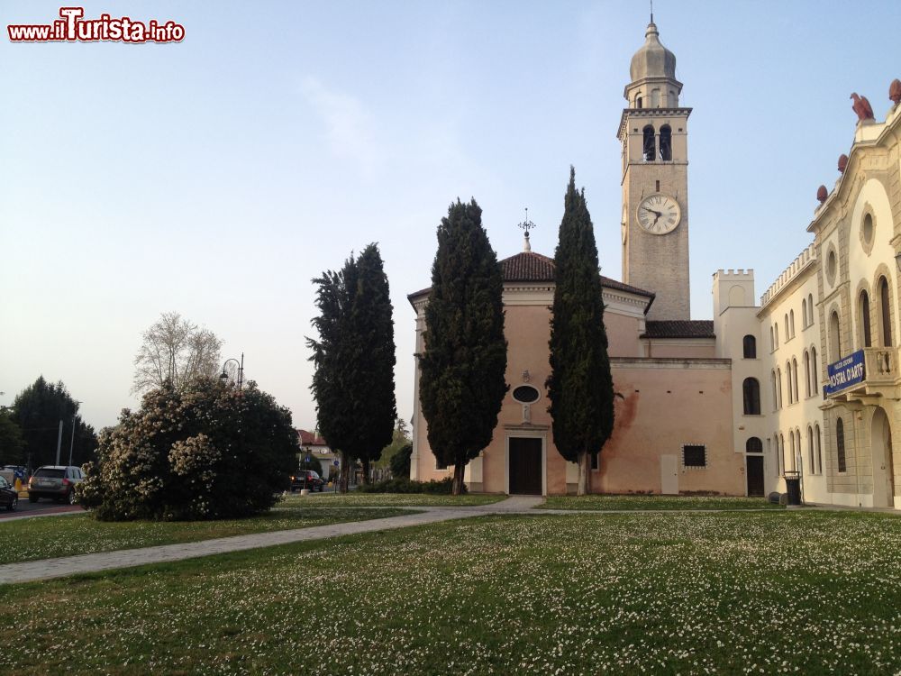 Immagine Il santuario della Madonna delle Grazie a Cordovado, Friuli Venezia Giulia. Costruito fra il 1600 e il 1603, questo edificio religioso ha forma ottagonale e accoglie al suo interno dipinti, stucchi e sculture di grande prestigio.
