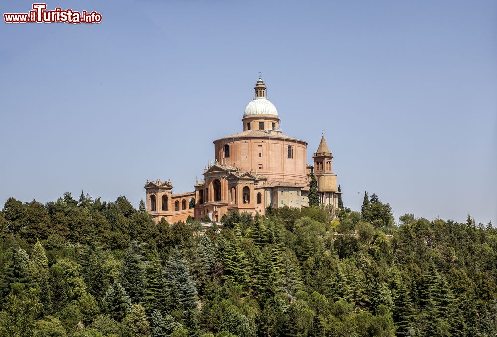 Immagine Il santuario della Madonna di San Luca a Bologna, Emilia Romagna. Sorge sul colle della Guardia, uno sperone in parte boschivo situato a 300 metri sul livello del mare a sud ovest del centro storico di Bologna.