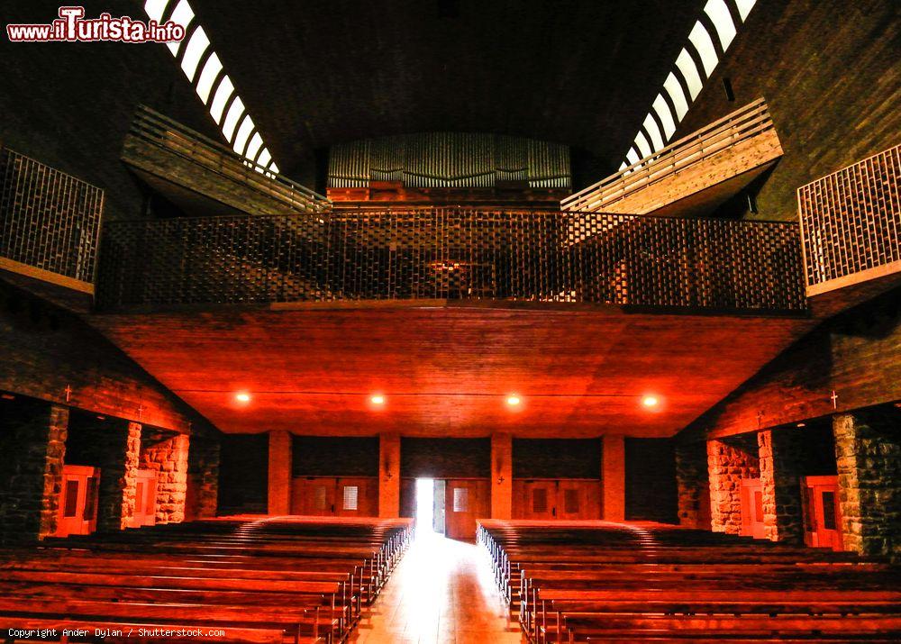 Immagine Il santuario di Arantzazu a Onati, Paesi Baschi, Spagna. I lavori di costruzione della basilica iniziarono nel 1950 e l'edificio venne inaugurato cinque anni più tardi - © Ander Dylan / Shutterstock.com