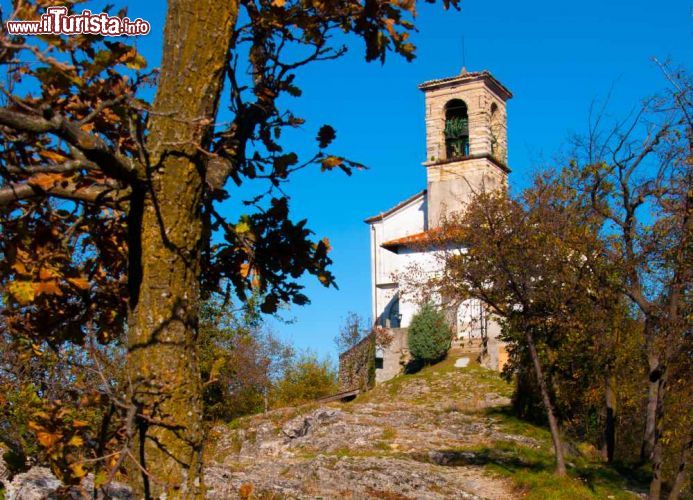 Immagine Il Santuario di Madonna di Ceriola a Peschiera Maraglio, Lago d'Iseo. Prima parrocchia di Monte Isola, questa graziosa chiesa fu intitolata a Santa Maria De Curis per poi divenire Madonna della Ceriola per via dell'effige della Vergine scolpita in un ceppo di cera - © / Shutterstock.com