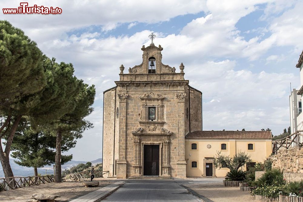 Immagine Il Santuario di Maria SS. del Bosco a Niscemi in Sicilia. Questo edificio religioso a una sola navata ha forma ellittica ed è decorato in stile barocco © Giacomo Di Noto - Opera propria, CC BY-SA 4.0, Collegamento