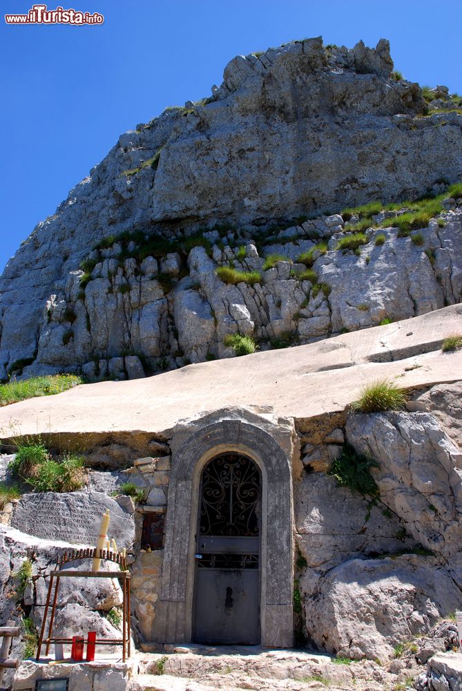 Immagine Il Santuario di Monte Cervati nel giorno della Processione della Madonna delle Nevi