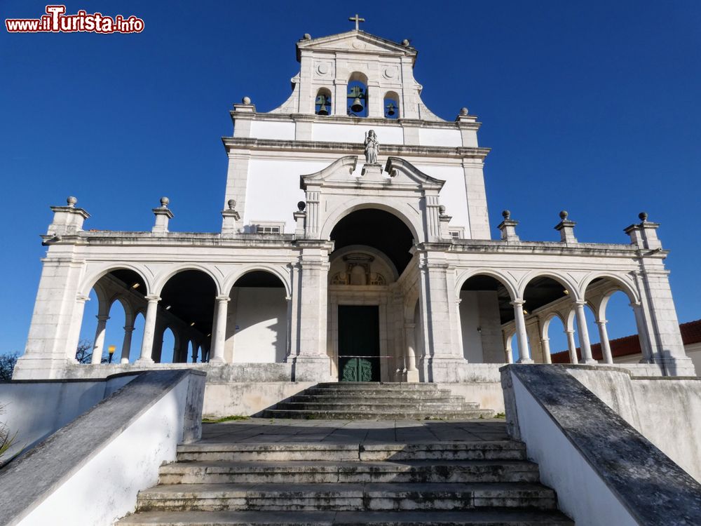 Immagine Il santuario di Nossa Senhora da Encarnacao a Leiria, Portogallo. Questo piccolo edificio religioso è circondato da un bosco verde. La vista della città che si gode da qui è fra le più suggestive che si possa avere.