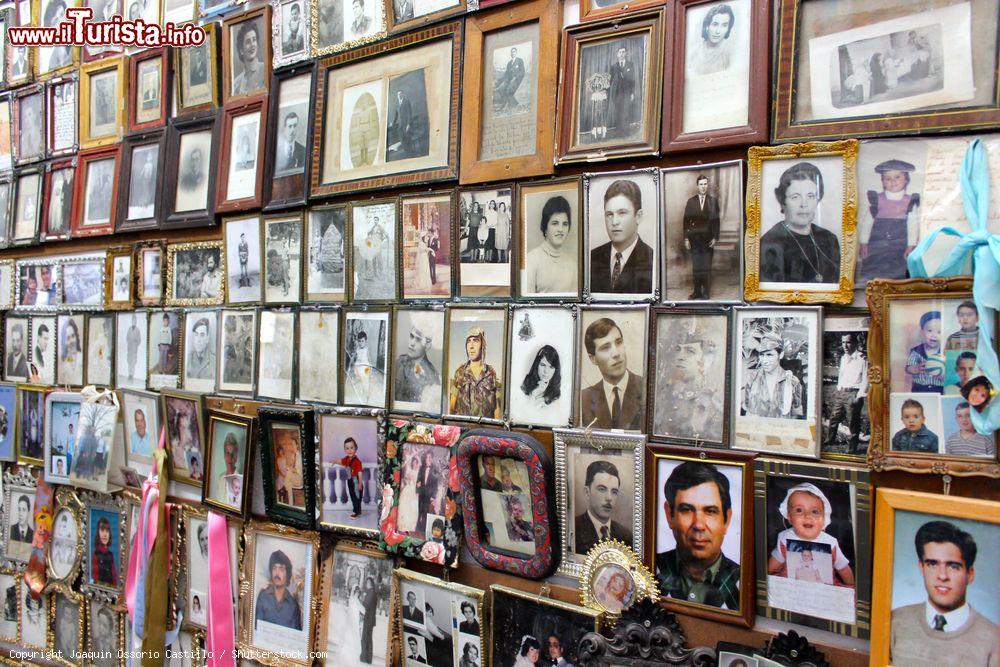 Immagine Il santuario di Nostra Signora di Aires a Viana do Alentejo, Portogallo. Per ringraziare delle numerose grazie ricevute i fedeli hanno lasciato fotografie e oggetti - © Joaquin Ossorio Castillo / Shutterstock.com