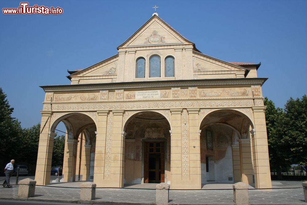 Immagine Il santuario di Nostra Signora di Pontelungo a Albenga, Liguria. E' situato lungo la strada provinciale 1 Via Aurelia fra i Comuni di Albenga e Ceriale.