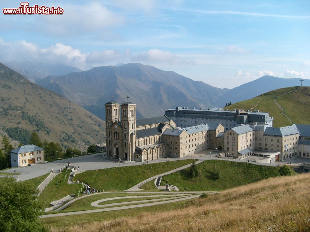 Immagine Il santuario di Notra Signora a La Salette-Fallavaux, dipartimento di Isere, Francia, visto dall'alto. La facciata nord dell'edificio religioso, piuttosto austero, è sormontata da due torri campanarie.