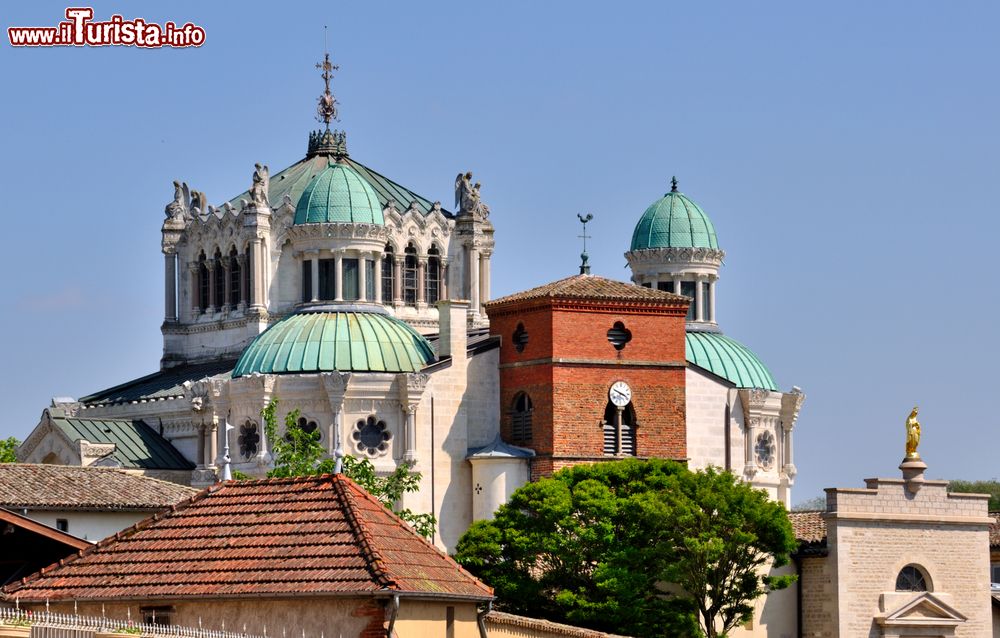 Immagine Il Santuario di San Giovanni Vianney a Ars in France.