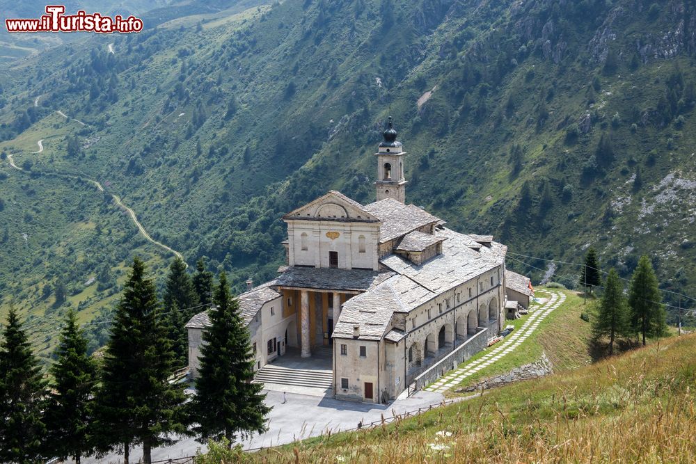 Immagine Il santuario di San Magno nel villaggio di Castelmagno, Piemonte, visto dall'alto. Sorge nel luogo anticamente utilizzato per riti pagani prima della cristianizzazione dell'area.