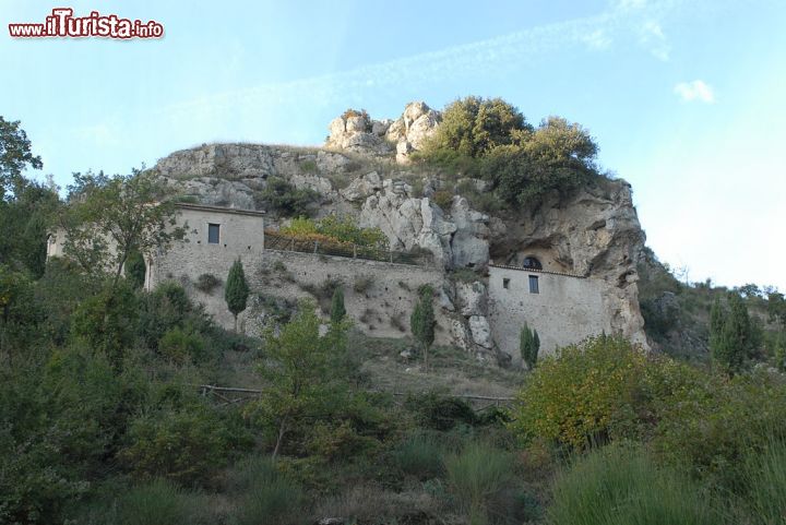 Immagine Il santuario di San Michele alle Grottelle vicino a Padula - © aldiaz - Wikipedia