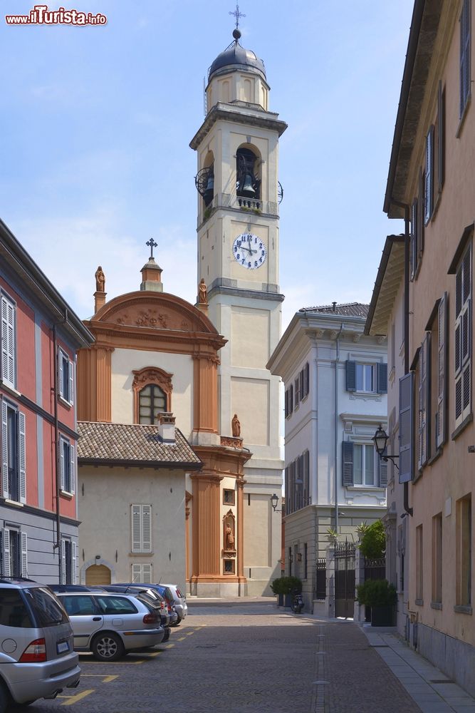 Immagine Il santuario di San Vincenzo a Cernobbio, lago di Como, Lombardia. Dedicato al patrono della città festeggiato il 22 gennaio, questo edificio religioso si presenta con un'unica navata.