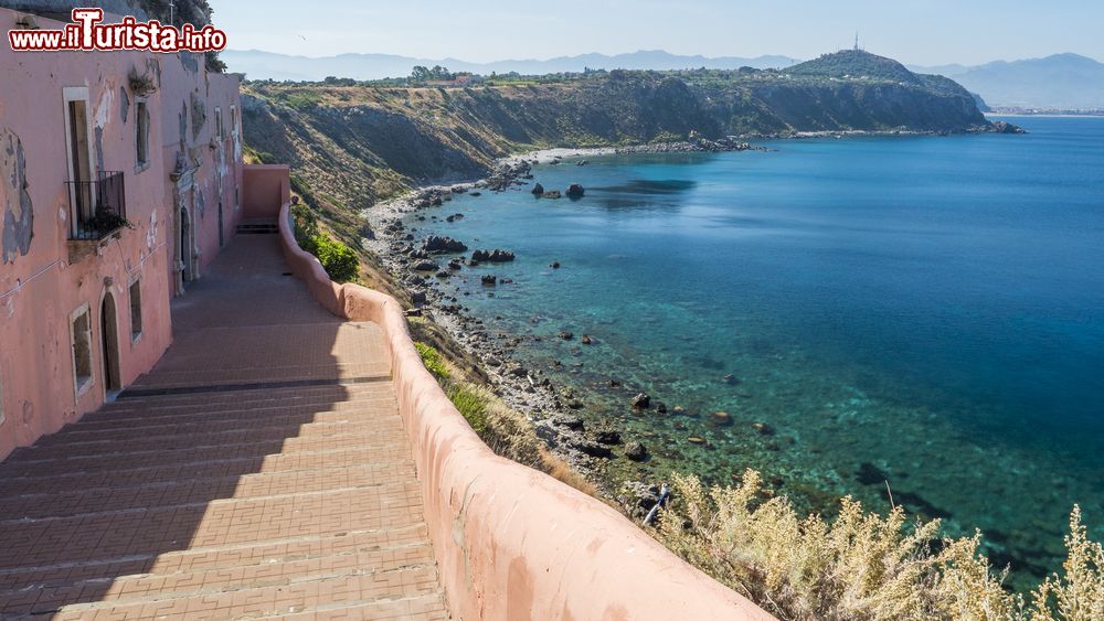 Immagine Il santuario di Sant'Antonio da Padova, Capo Milazzo, Sicilia. Quest'edificio religioso sorge su uno strapiombo dell'omonimo capo: fu il rifugio di Antonio da Padova dopo il naufragio sulle coste del capo nel gennaio 1221 di ritorno dall'Africa.