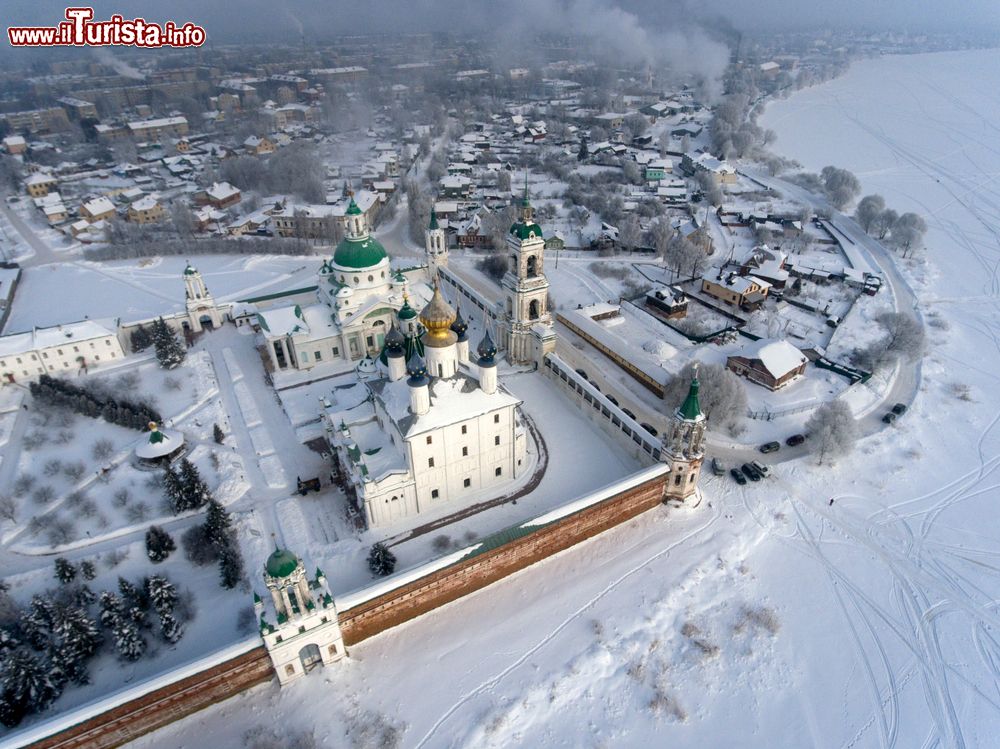 Immagine Il santuario ortodosso di Theotokos-Christmas in inverno a Rostov-on-Don, Russia. Fotografata dall'alto, è una delle destinazioni religiose più popolari dell'Anello d'Oro di Russia.
